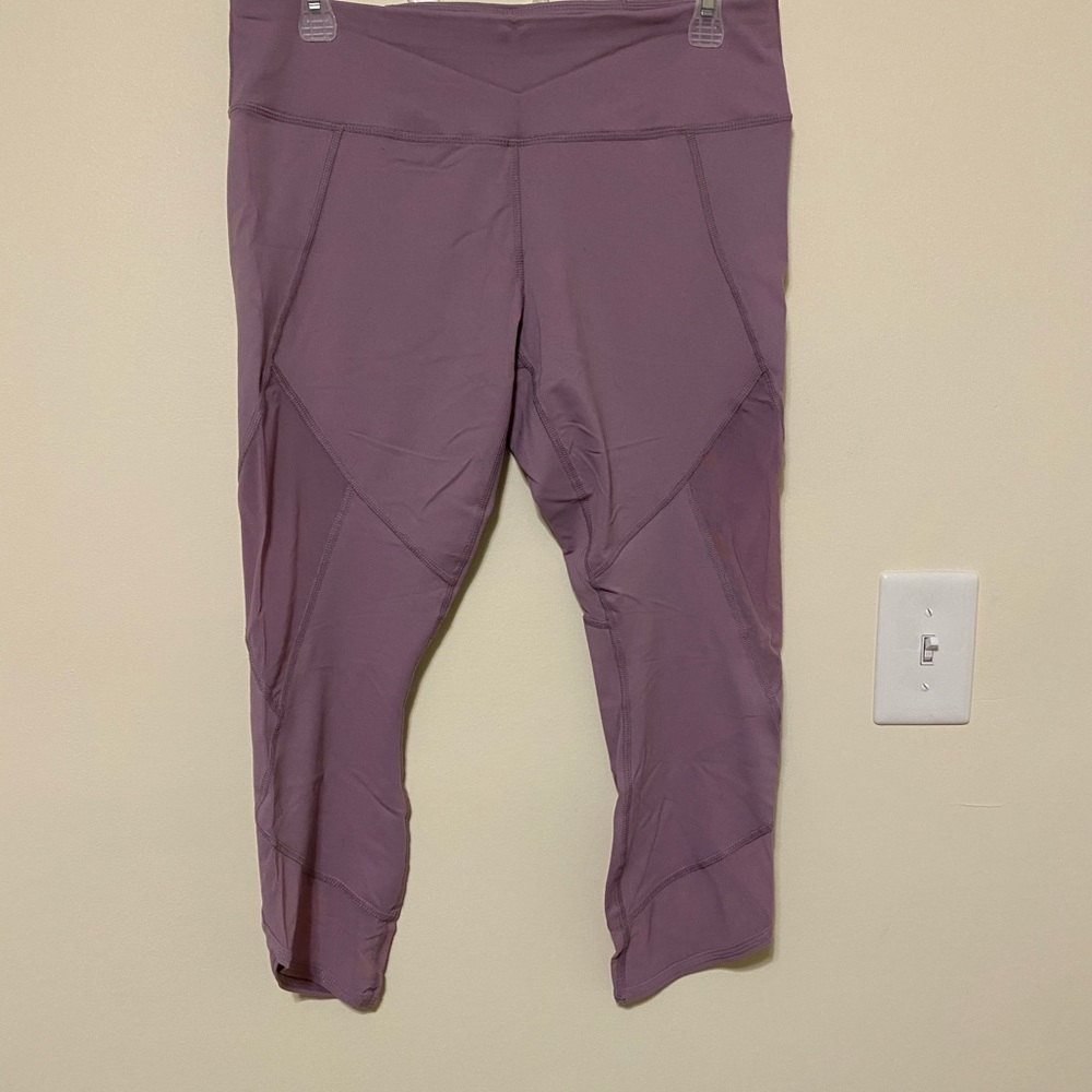 Purple Cropped workout leggings with mesh